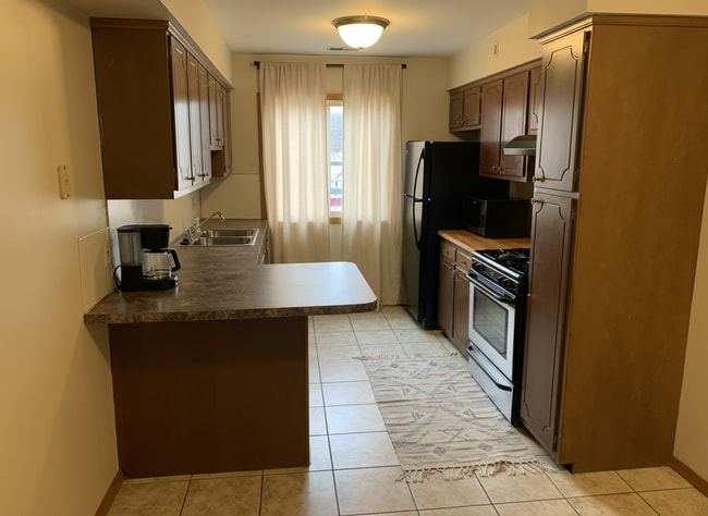 Building Photo - Cozy 2 Bedroom, 1 Bath Apartment with Balcony - Welcome Home!