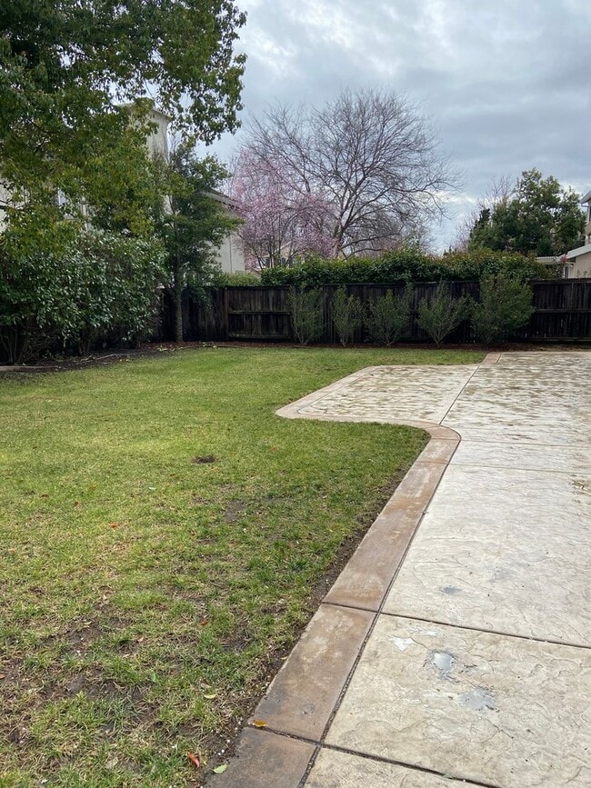 Building Photo - Folsom Parkway - 4 Bdrm, 3 bath