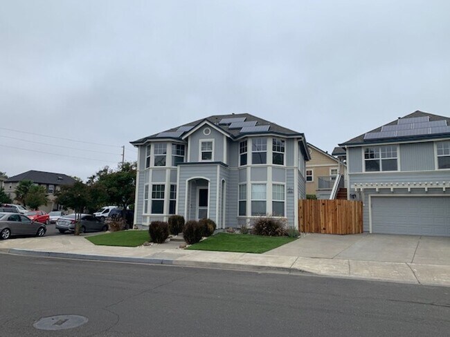 Building Photo - ~4 Bedroom 2.5 Bath House ~ Includes Water & has Solar ~ Huge Savings on Utilities ~