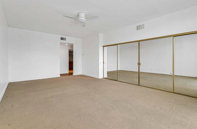 Building Photo - 910 Island Dr