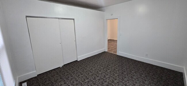 Building Photo - Remodeled 2 bedroom with Garage & small fe...