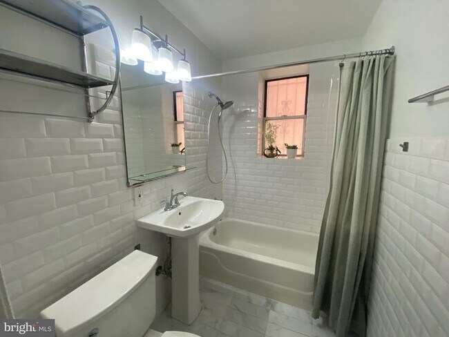 Building Photo - 1820 Clydesdale Pl NW