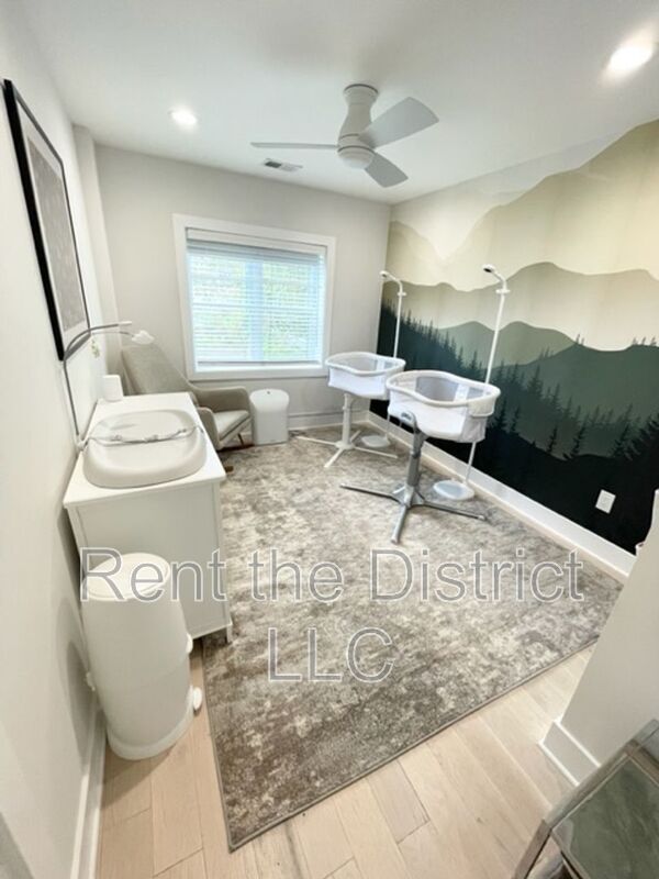 Building Photo - 1316 Staples St NE