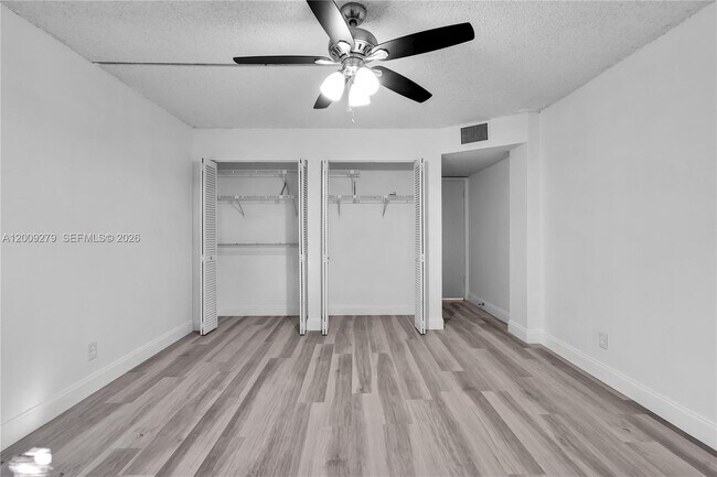 Building Photo - 8513 Old Country Manor