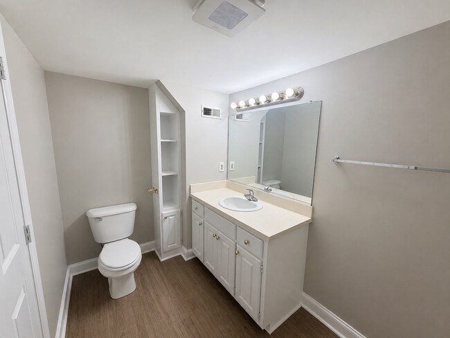 Building Photo - Three bedroom, 2.5 bath house in Graham