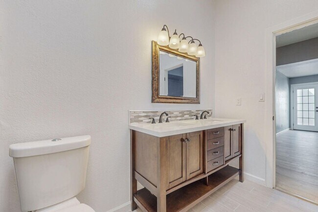 Building Photo - NW Home 3 Bedroom 2 Bath 2/CG 1266/SF