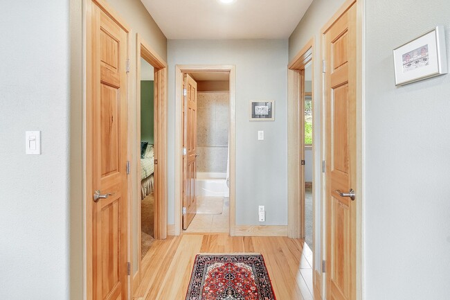 Building Photo - Flexible lease terms! Garage! Beautiful vi...