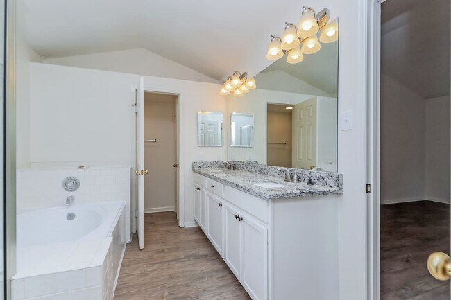 Building Photo - 14 E Trillium Cir