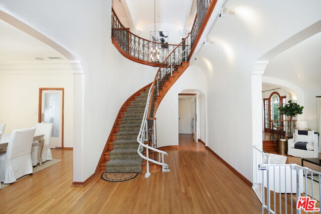 Building Photo - 6538 Cahuenga Terrace