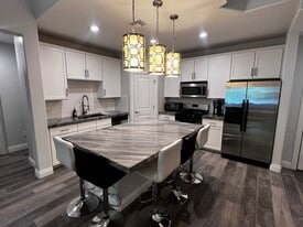 Building Photo - 945 E Playa del Norte Dr