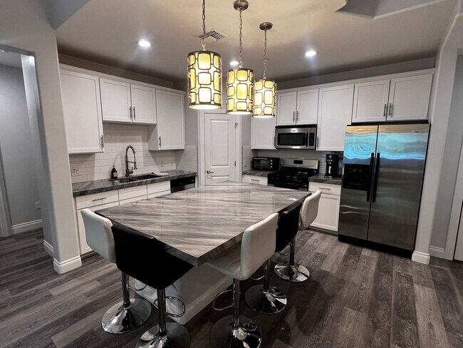 Building Photo - 945 E Playa del Norte Dr