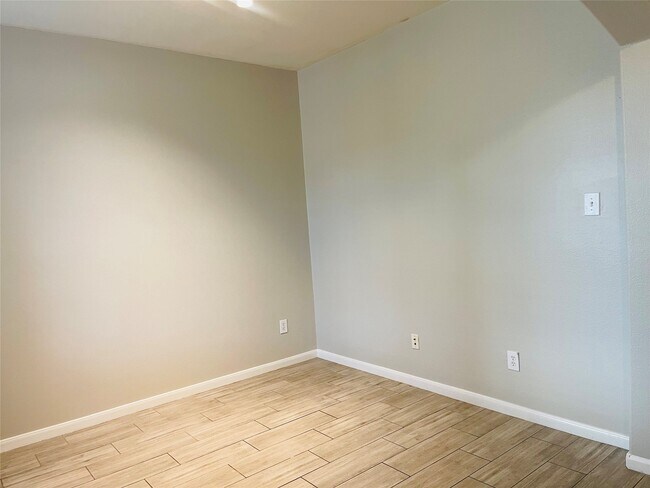 Building Photo - 2111 Castle Gardens Ln