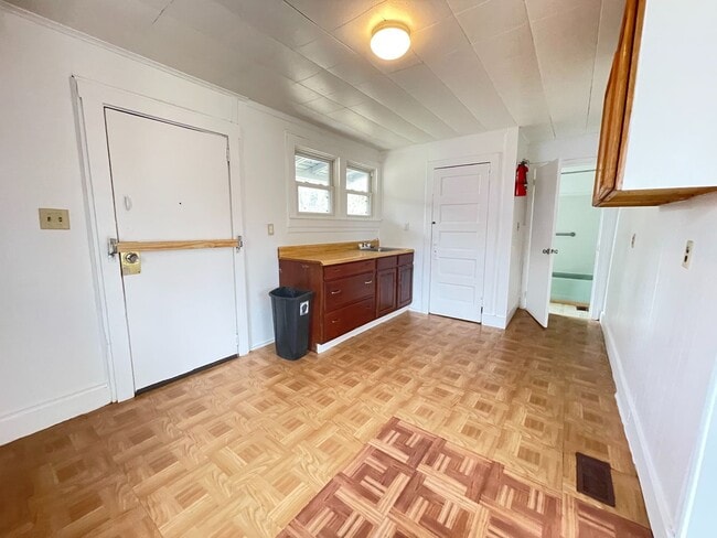 Building Photo - Adorable 1 bedroom House FOR RENT in Bridg...