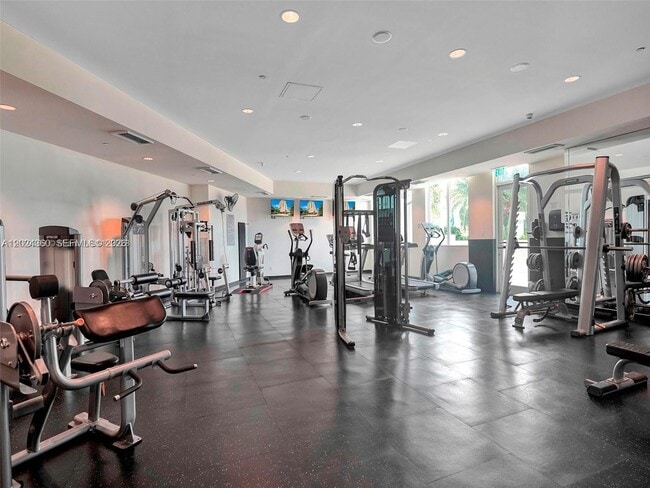 Building Photo - 2475 Brickell Ave