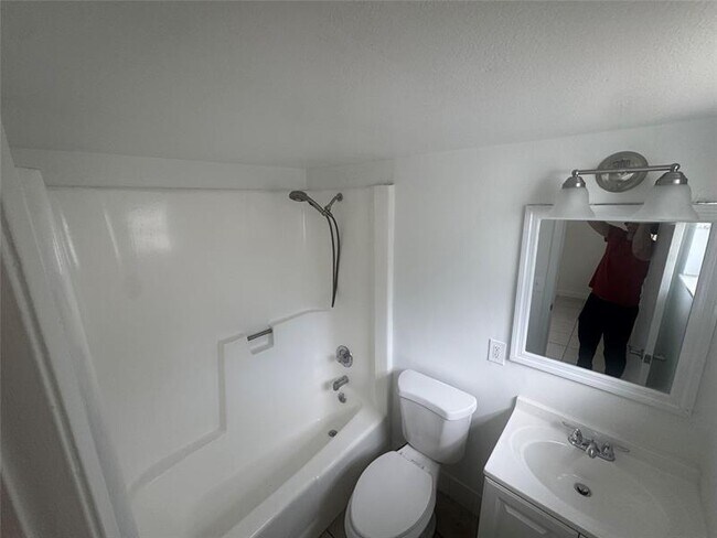 Building Photo - 5174 NE 6th Ave