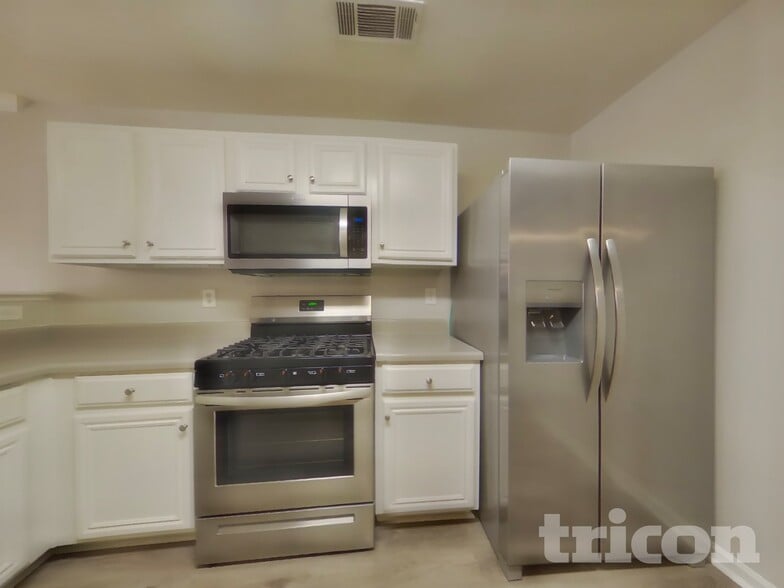 Building Photo - 128 Hidden Creek Dr