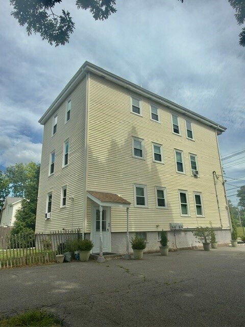 Building Photo - 53 Forest St