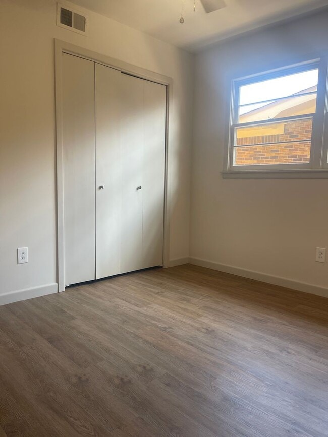 Building Photo - Pre-leasing for Fall! Adorable Remodeled House in Prime Location!