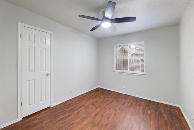 Building Photo - 9505 Woodvale Dr