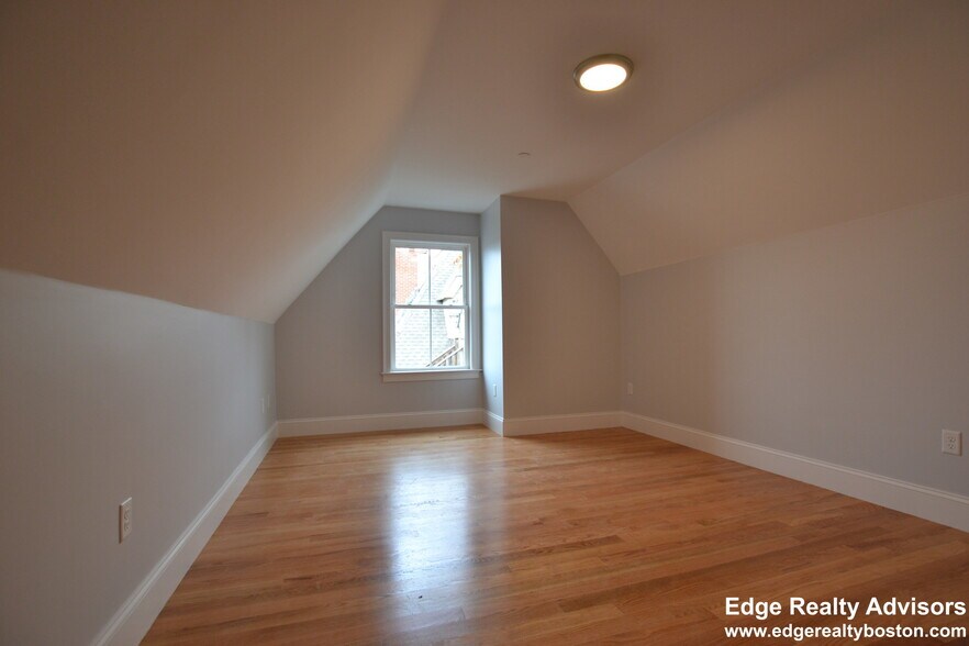 Building Photo - 52 Murdock St