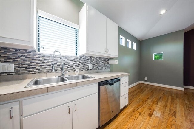 Building Photo - 3027 Buttercup St