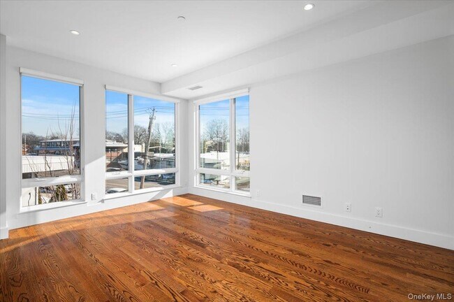 Building Photo - 422 E Boston Post Rd