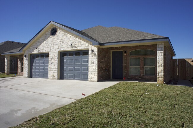 Building Photo - Viewable 10/3 – Spacious 3 Bedroom, 2 Bath...