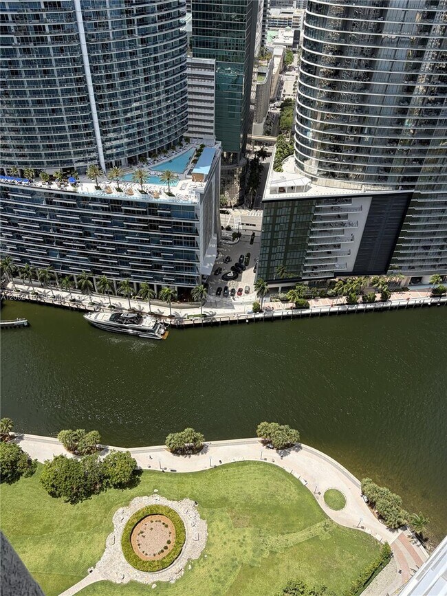 Building Photo - 475 Brickell Ave