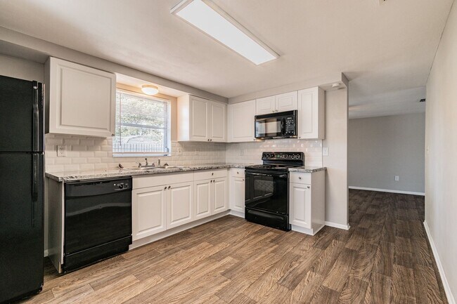 Building Photo - 3/2/1 in Port Richey