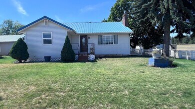 Building Photo - Charming 2 Bed, 2 Bath Farm-Style Home in ...