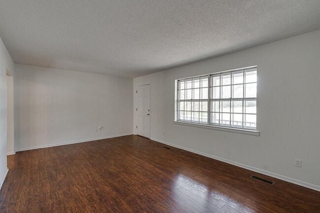 Building Photo - Ranch Style 3 bedroom 1.5 Bath for rent!