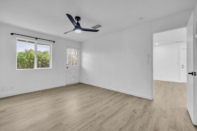 Building Photo - ASU 5 BEDROOM/ 2 BATH WITH POOL!!