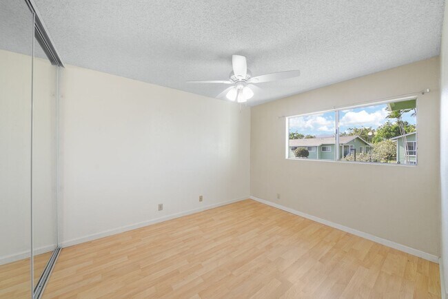 Building Photo - 2305