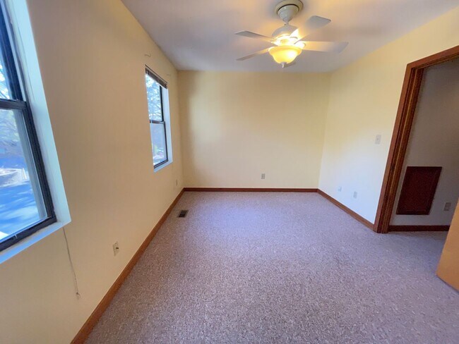 Building Photo - Lovely, updated 2br in Weatherhill. Great location & Carrboro charm!