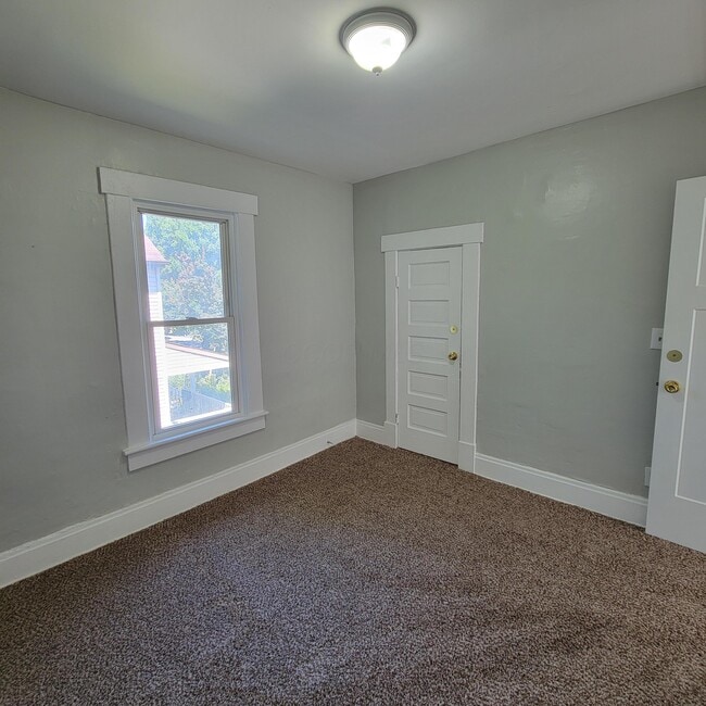 Building Photo - 221 S Highland Ave