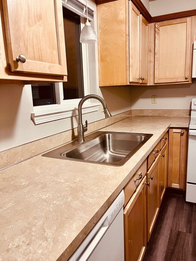 Building Photo - Savage / Ellis Duplex
