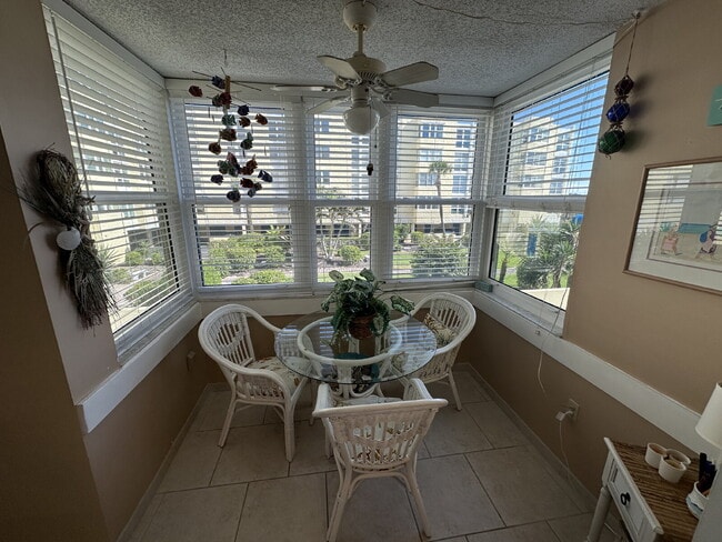 Building Photo - Villa Vista Condo  Available May 1st