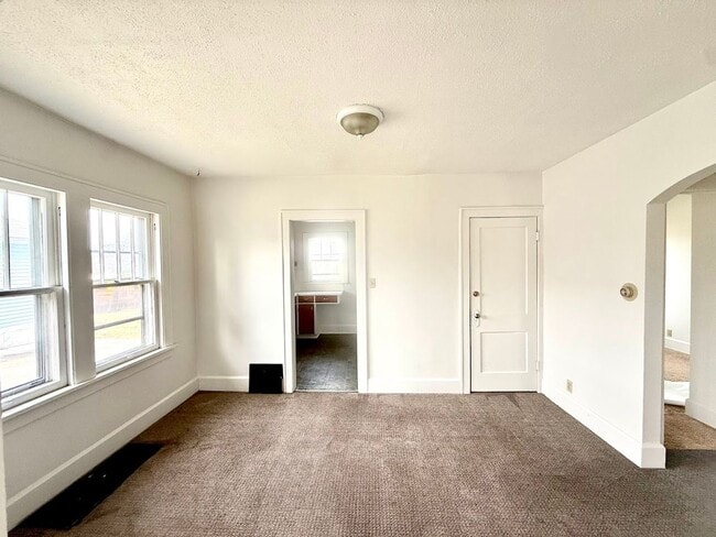 Building Photo - Two bedroom one bathroom home for rent