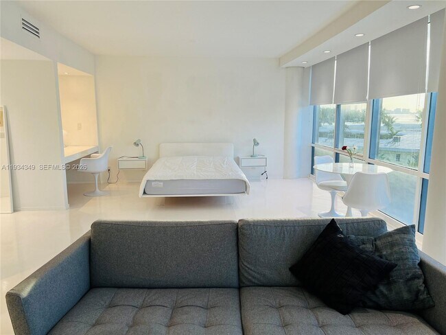 Building Photo - 900 Bay Dr