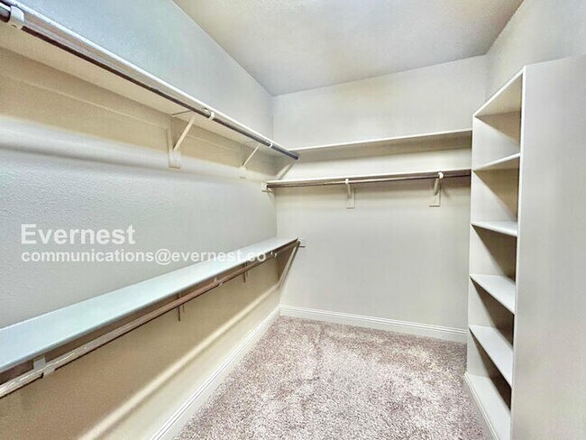 Building Photo - 4417 Villa Dr