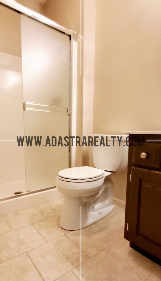 Building Photo - Gorgeous Updated Home in Blue Valley, South Overland Park-Available NOW!!