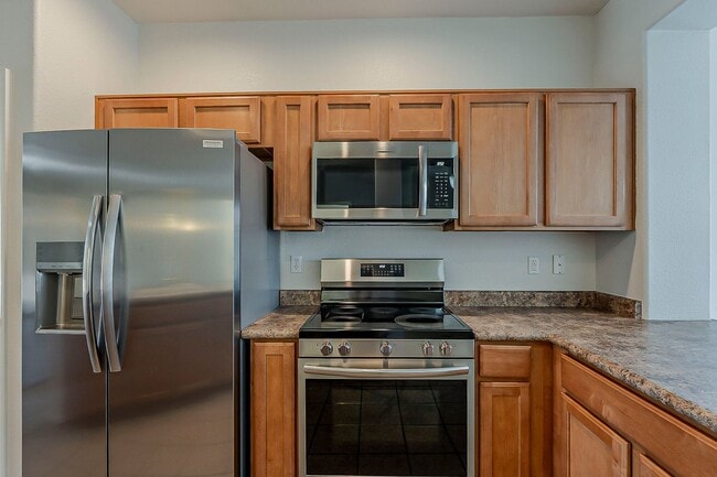Building Photo - 3 Bed 2 Bath - New Kitchen Appliances\Carp...