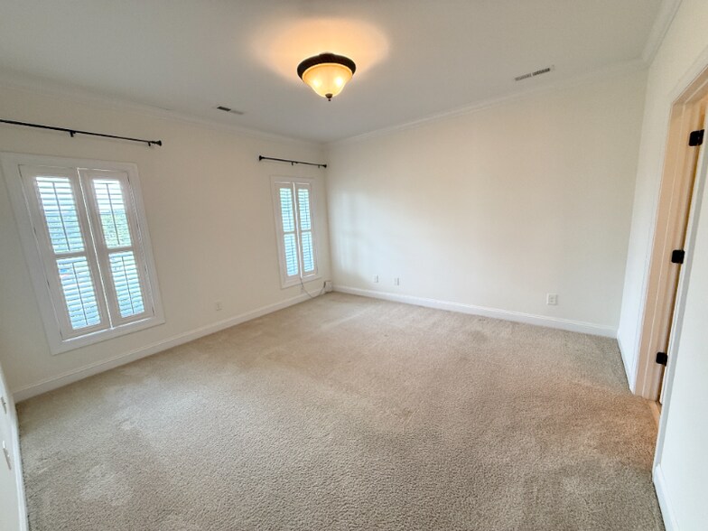 Building Photo - 1102 Kinloch Dr