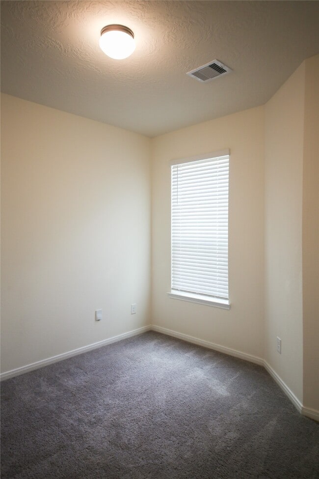 Building Photo - 27638 Mesabe Dr