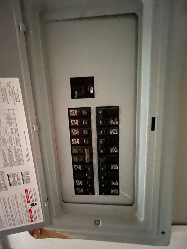 Building Photo - Country living with spacious front and backyard - 3 beds/ 2bath available now