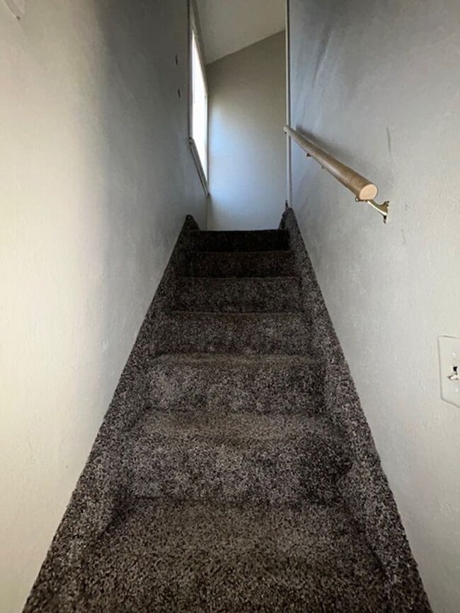 Building Photo - ASK ABOUT OUR RENT SPECIAL!!!!!
