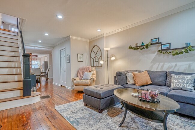 Building Photo - 907 S Bouldin St