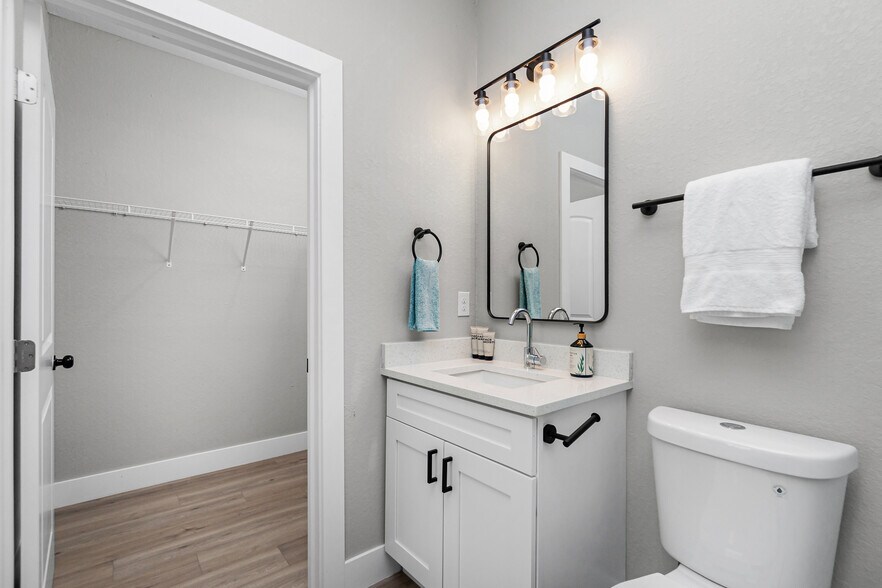 En Suite Bathroom & Walk-in Closet - 10410 Pendleton Ave