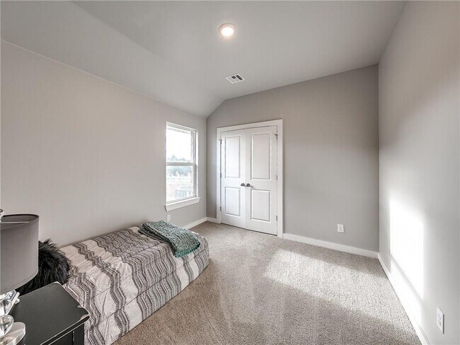 Building Photo - 1270 Lakeview Dr