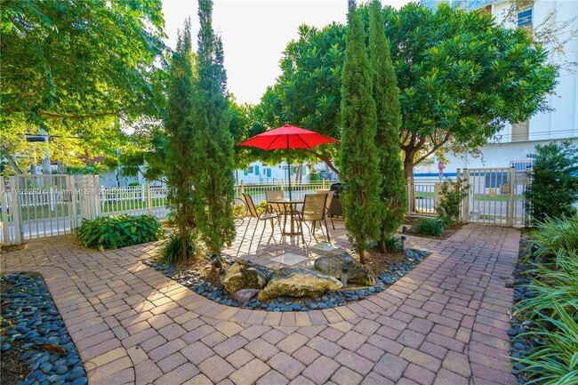 Building Photo - 2425 Flamingo Pl